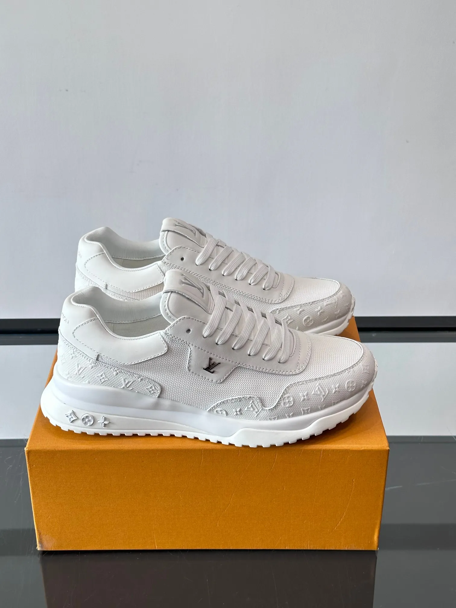 Men's Men's Shoes 💰500 [New Style] 🐡🐡LV🆕RUN AWAY sneakers, this Run Away sneaker is made of first-layer cowhide leather and breathable original material. The wedge-shaped rubber outsole continues the running shoe design, embellished with Monogram flowers, the L V letter is marked on the tongue, and the Louis Vuitton Paris logo is embellished on the back. Paired with brand logo cotton feet, the mesh lining and heel are spliced ​​and wrapped in cowhide, making the upper foot comfortable and breathable! size: 39-44 (38.45.46 customized)